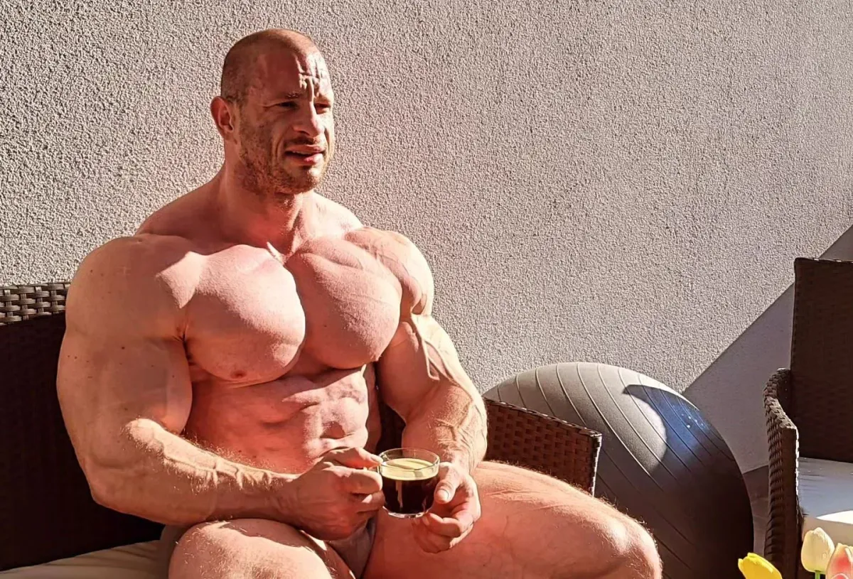 60 čísel přes bicepsy. Slovenský gigant už má 140 kilo