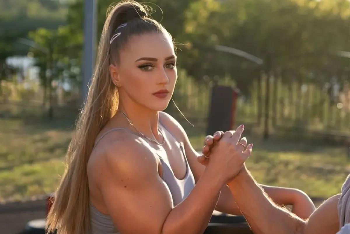 Andělská tvář a neuvěřitelná síla. Ruska si poradila se 177 kilogramy