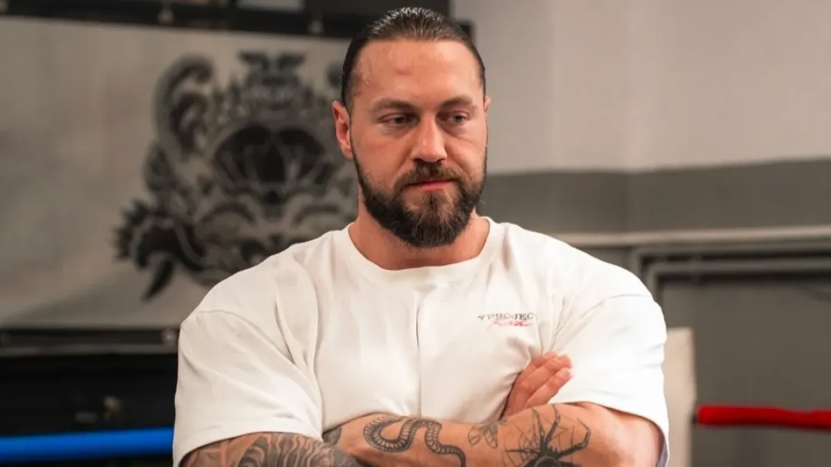 Benda vtipkoval na účet Enžla, smích ho ale rychle přešel. Kulturista se totiž zran