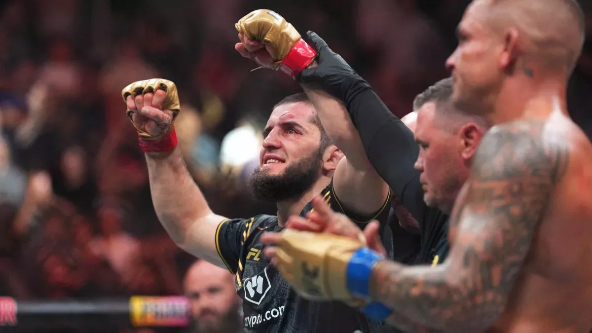 Bitva jako řemen. V UFC tekla krev, ruský šampion v těžké řežbě uhájil trůn