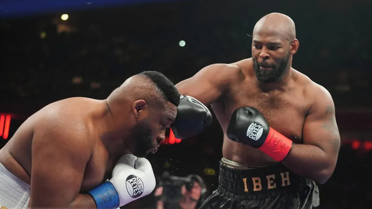 Bizarní moment. Boxerovi při zápase plandalo na hlavě tupé, pak ho hodil divákům