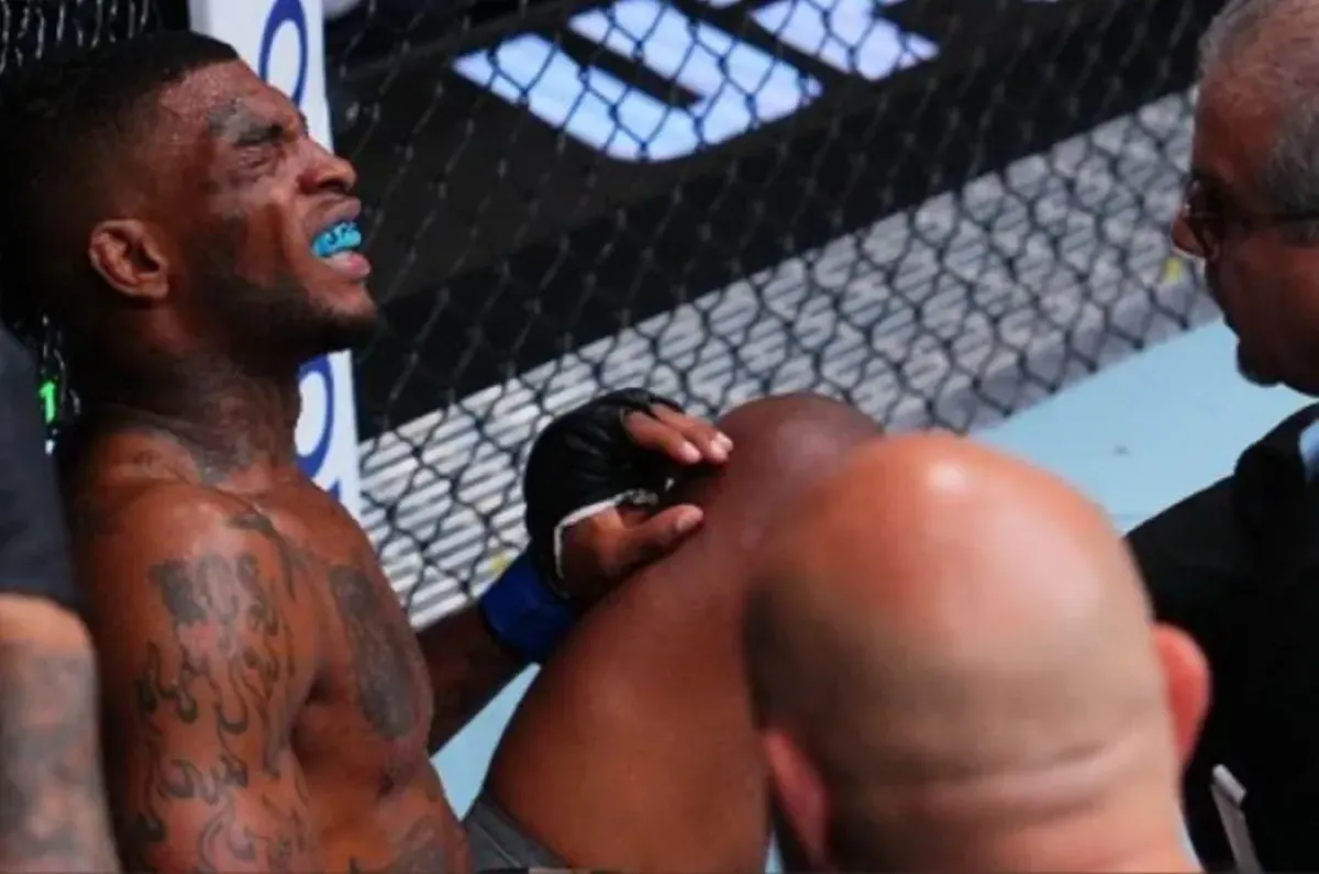 Bojovník UFC skončil na nosítkách. Po kopu do rozkroku nebyl schopen pokračovat