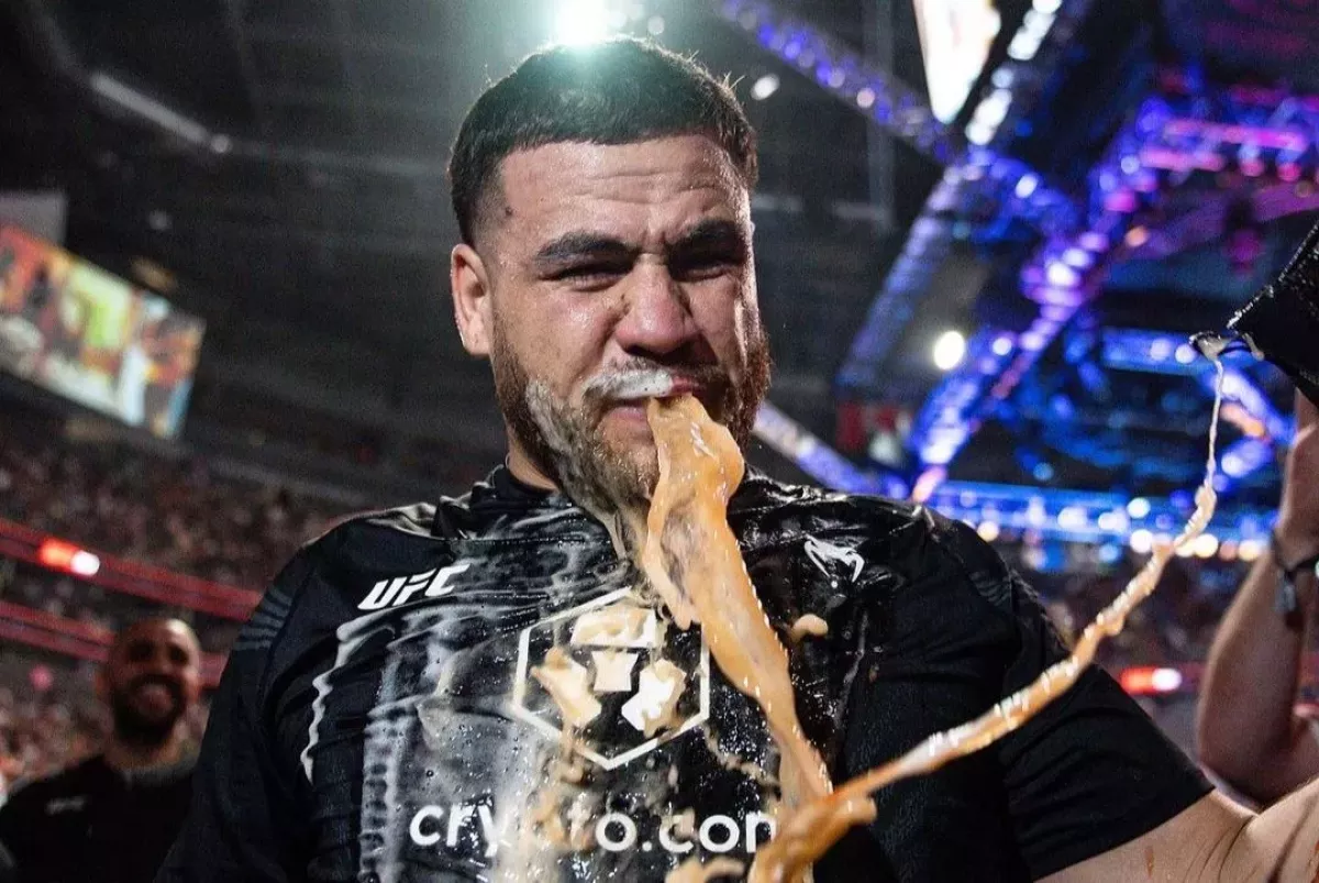 Boss UFC se odvázal. White se přidal k netradičnímu rituálu. Vypil pivo z boty