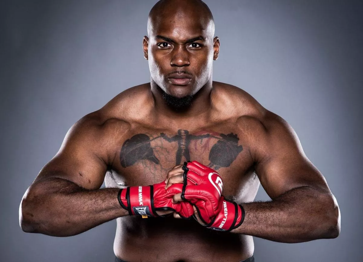 Boxer Tyson jako vzor, 120kilový Američan uzemnil soupeře v MMA