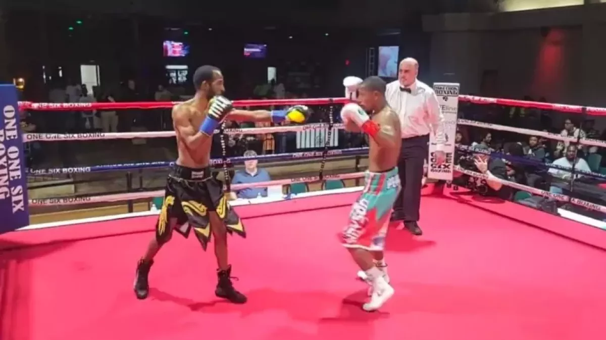 Boxer si chtěl na úvod zápasu ťuknout rukavicí, soupeř ho nemilosrdně knockoutoval