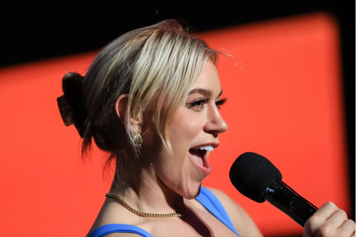 Boxerka dováděla v gymu. Oblékla si odvážné svatební šaty a začala cvičit