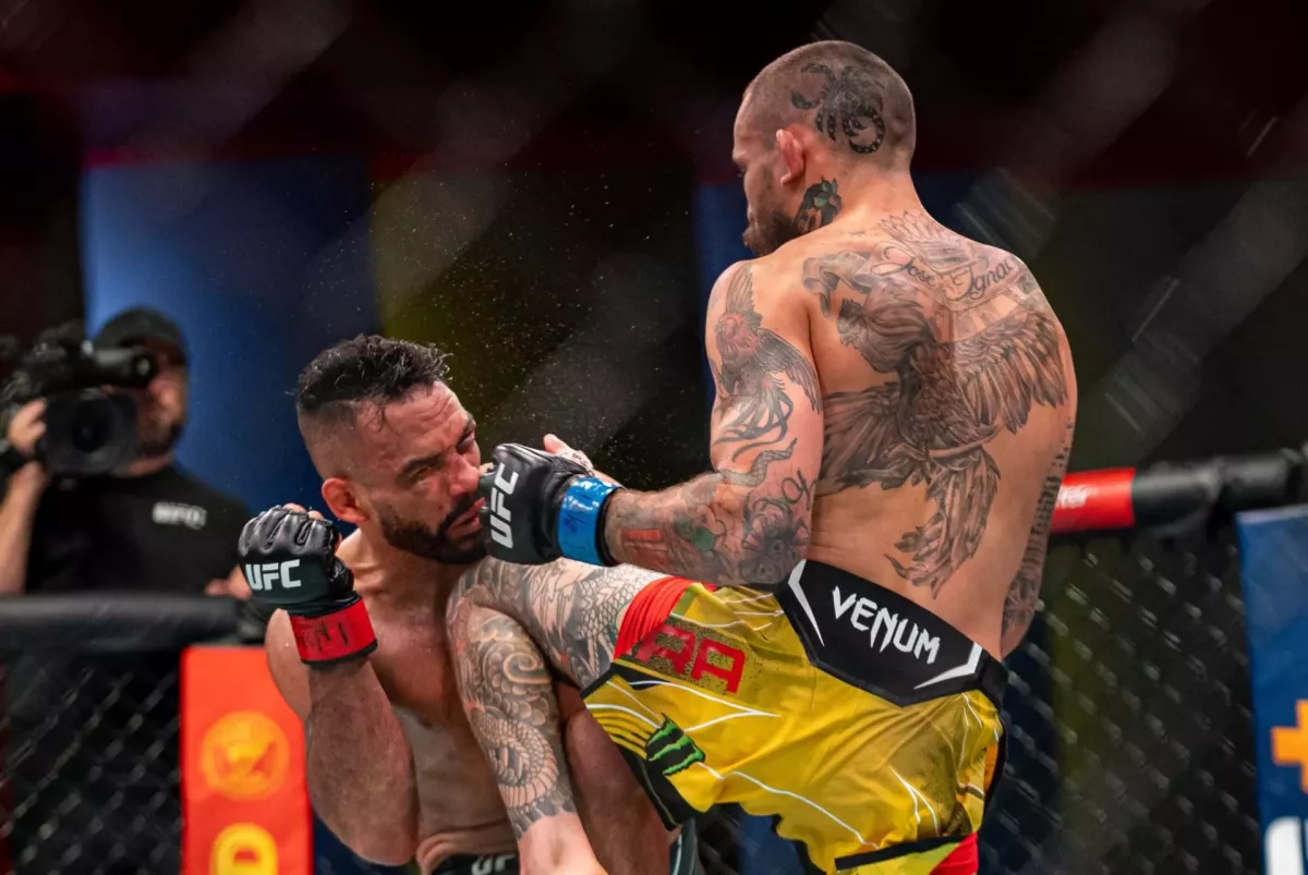 Brutalita v UFC! Američan dřel, bitvu s Ekvádorcem ale končil s obličejem na kaši