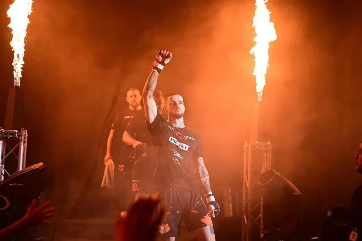 Brzy se mu změní život, stane se tátou, nejdříve ho však čeká boj v Praze