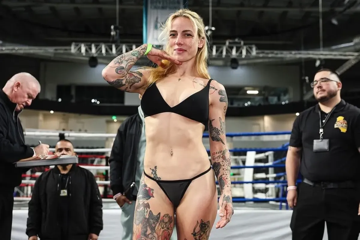 Bývalá bojovnice UFC svlékla oblečení a zaujala na váze