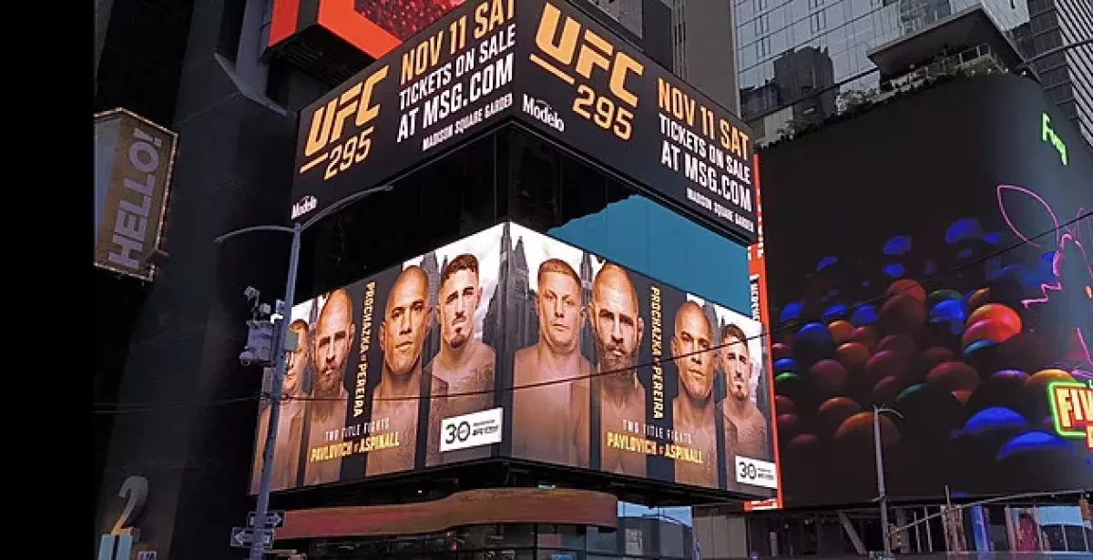 Češi v reklamě na Times Square, Procházka jako Farna. Jenže UFC nemá vyprodáno