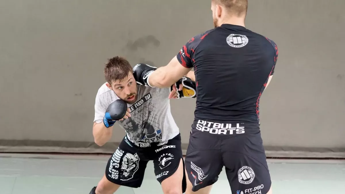 Český bojovník a trenér MMA pomáhá ukrajinské armádě. Spolu s přáteli se snaží zachránit životy tamních vojáků