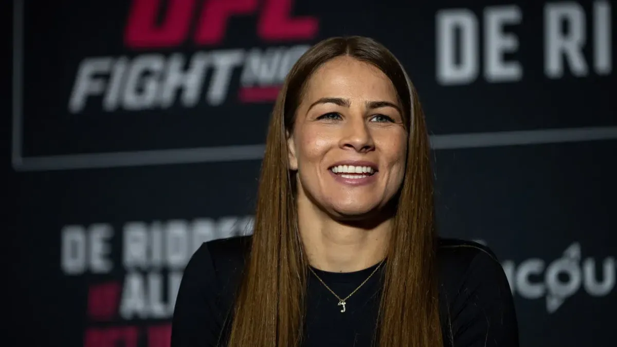 Co to má v puse? Kanaďanka během zápasu v UFC zřejmě porušila pravidla