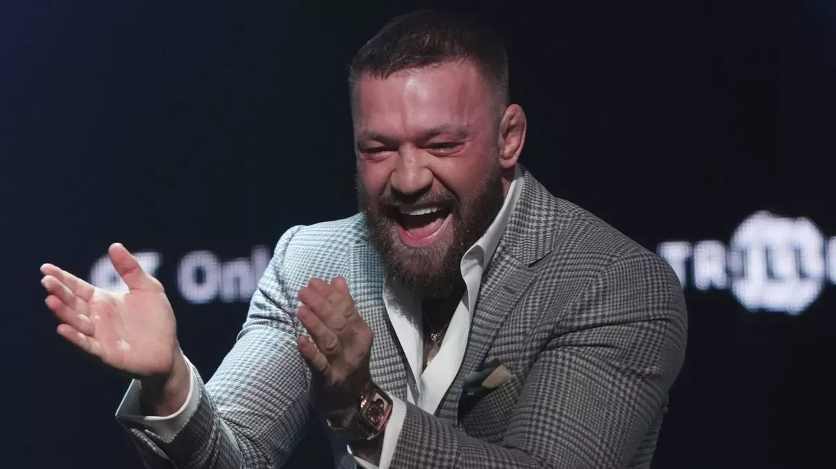 Co uděláš? Nic. Internetem se šíří video, na němž McGregor plive fanouškovi do obličeje