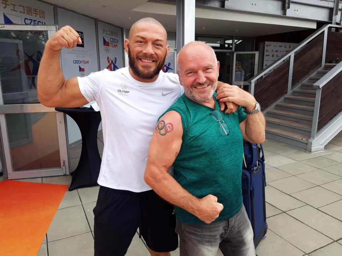 Dal slib a dodržel slovo chlapa! V 66 letech šel český trenér před olympiádou na tetování