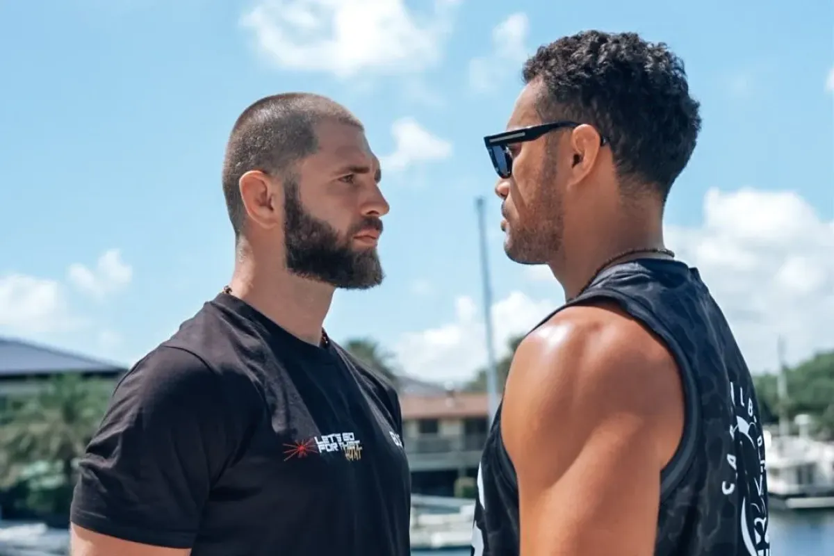 Další krok k titulové bitvě. Procházka si dal se soupeřem přísný staredown