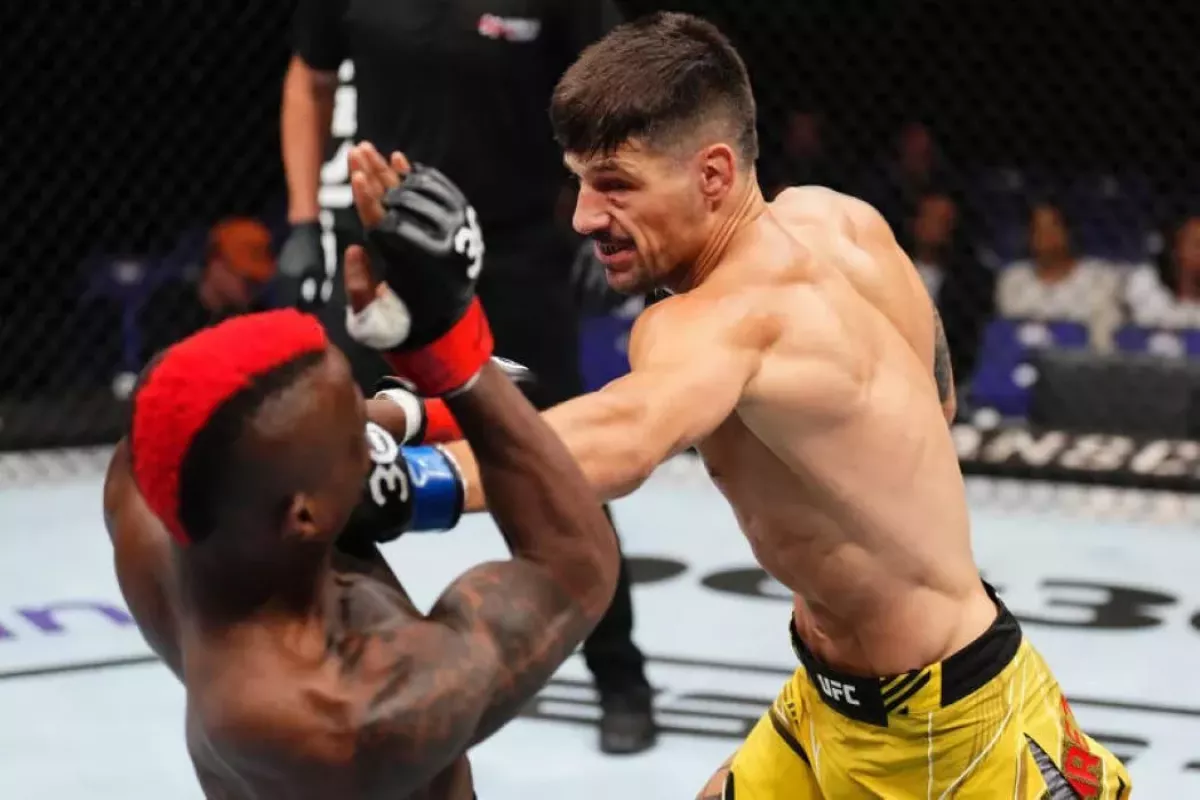 Demolice v UFC. Španěl jednou rukou držel soupeře v pasti, druhou ničil