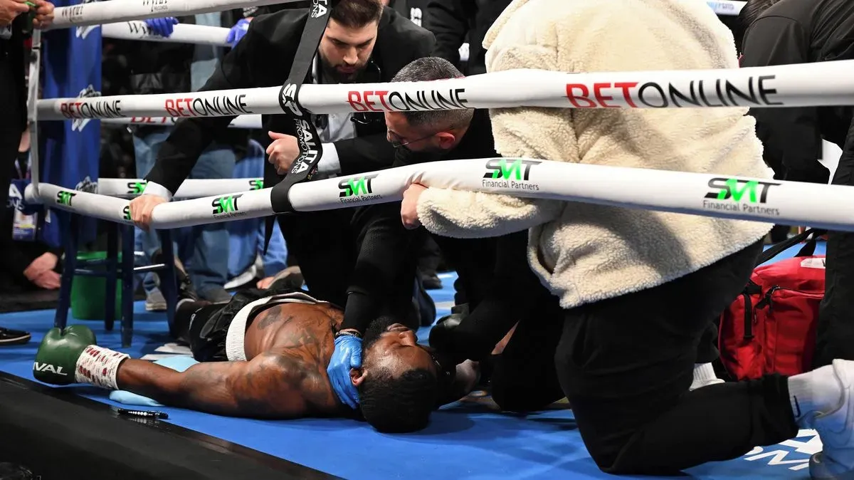 Děsivé záběry. Boxer se zhroutil a byl odnesen na nosítkách