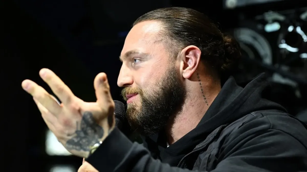 Divočina na tiskovce Clashe: Veselý padl k zemi, Kotlár couval před Mikuláškem a Enžl chtěl zrušit zápas