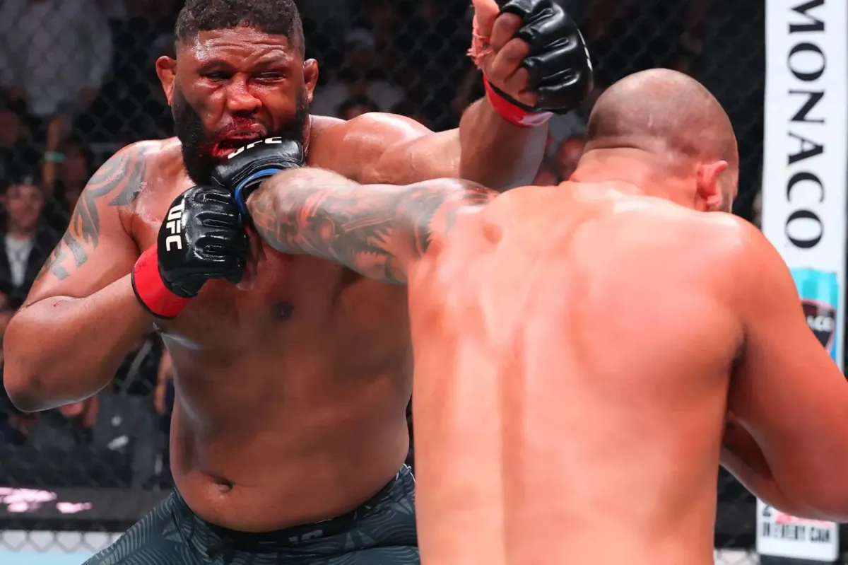 Divočina těžkých vah. Padlo skoro 400 ran, výsledkem je zlomený nos i očnice