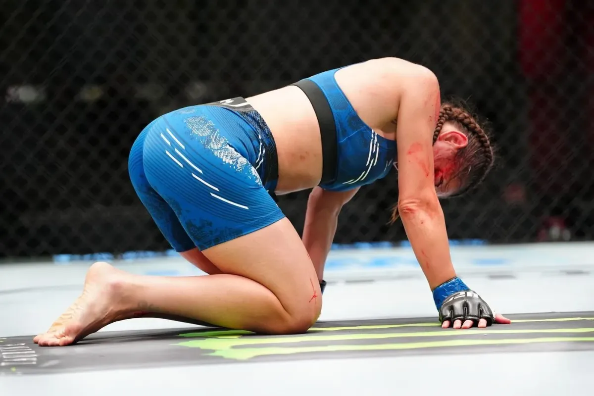 Divoška z UFC provokovala. V odvážných bikinách nechala vyniknout kulaté pozadí