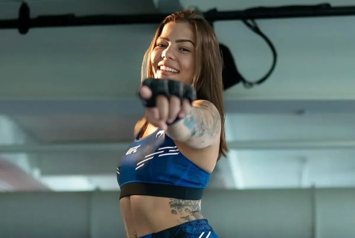 Do bikin. Kráska z UFC dováděla na pláži