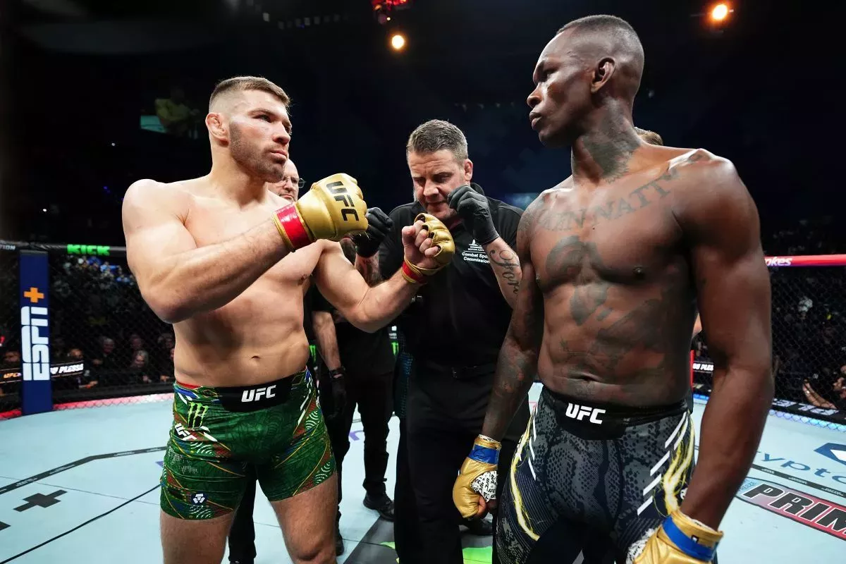 Dokonalý obrat v UFC. Šampion tahal za kratší konec, nakonec však zvítězil. Rivala uškrtil