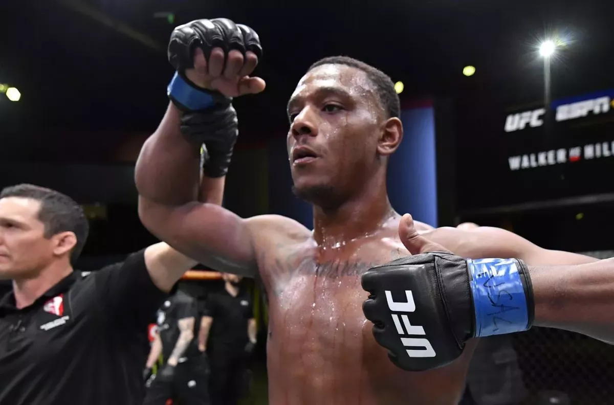 Dřel v továrně, rozhovor se šéfem ho přiměl vrátit se zpět. Teď čeká v UFC na šťastný konec