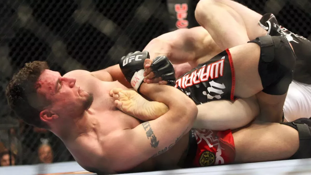 Drsná daň za fantastickou kariéru v UFC: Frank Mir musel na operační sál, nyní se chlubí děsivou jizvou na páteř