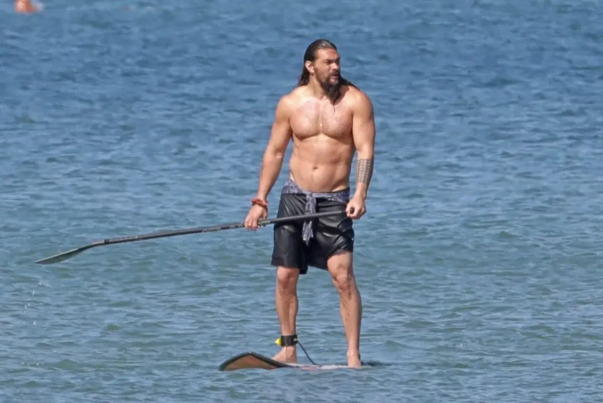 Drtí formu a pije pivo. Tři večerní kousky jsou pro slavného herce nutností