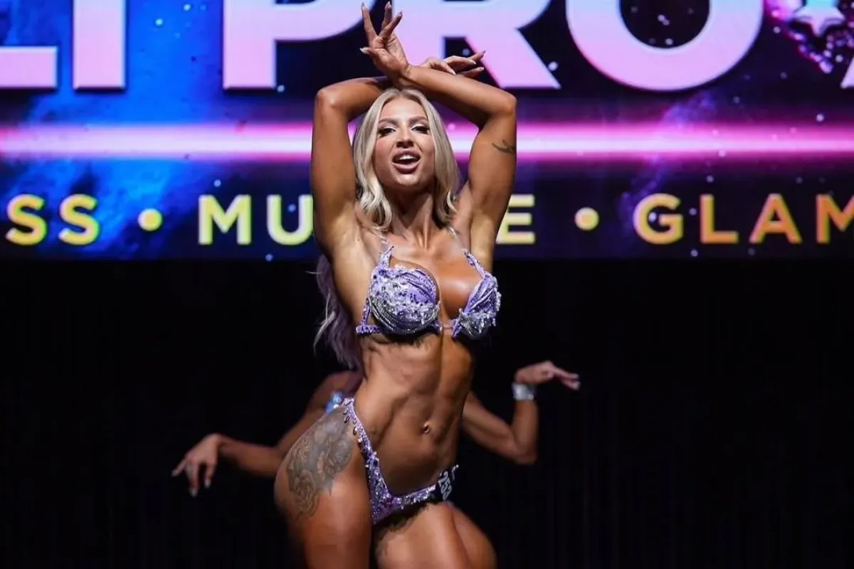 Fitness kráska se ukázala bez oblečení. Nahé tělo kryly jen kousky fólie