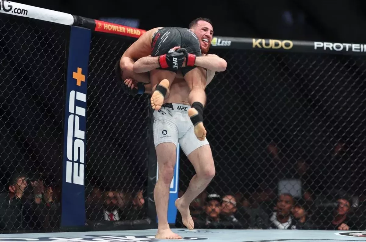 Gruzínec ovládl souboj s legendou UFC. V kleci ji vzal na záda jak pytel brambor