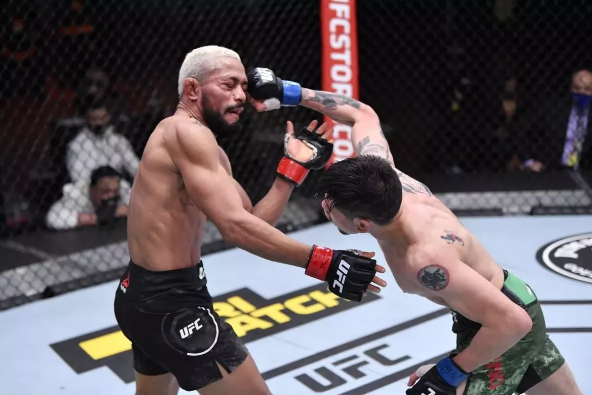 Historická bitva v UFC dostala nečekaný konec. Boj o titul zastavil lékař, Brazilec neviděl na oko