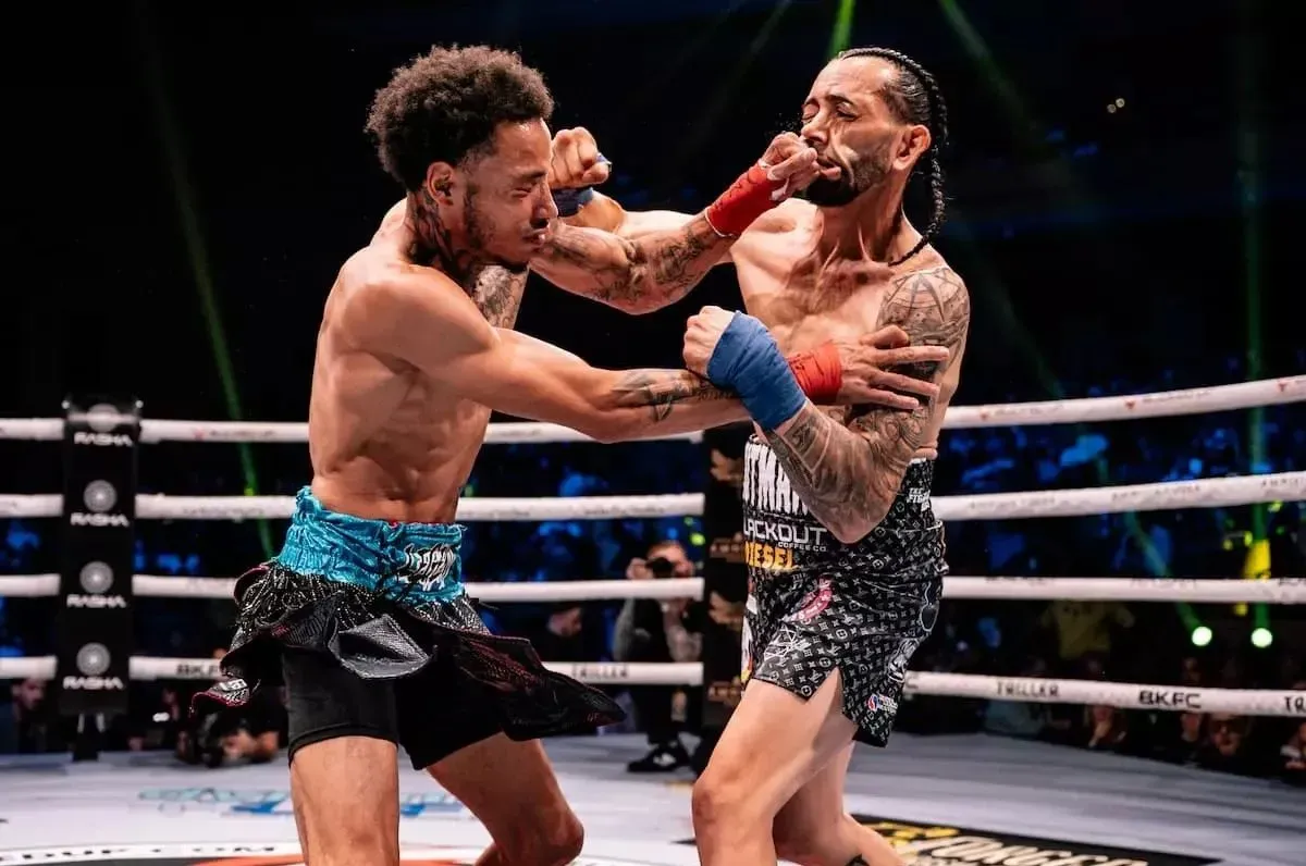 Holé pěsti nadělaly paseku. Boxer skončil s natrženým uchem