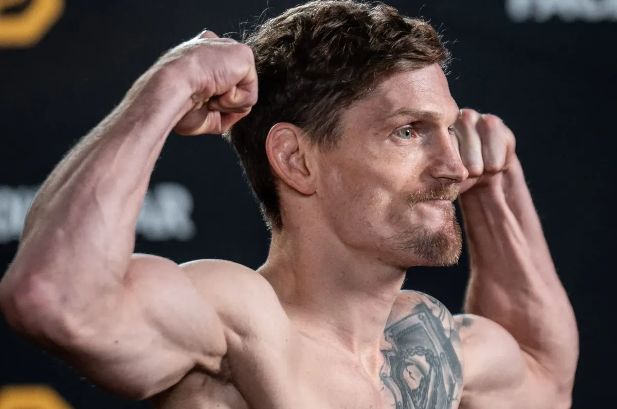 Hrobař přišel na pódium i s lopatou. Cíl před titulovým bojem je jasný