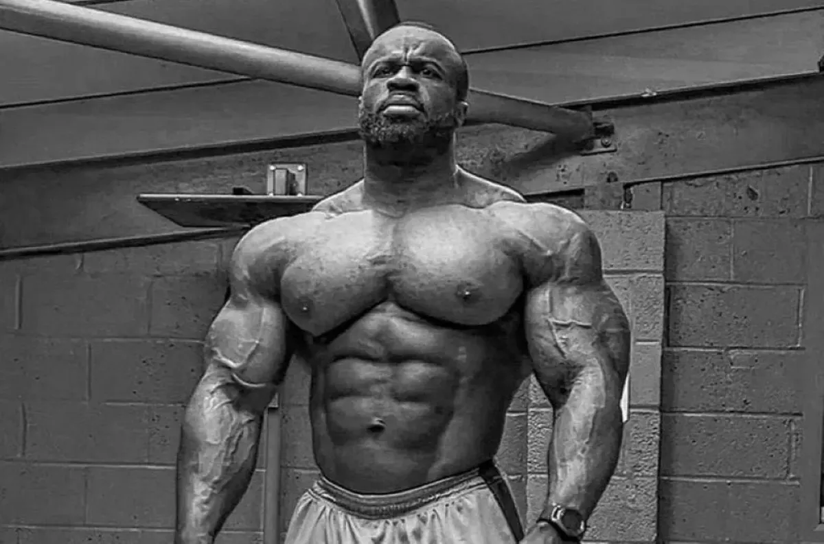 Hromada svalů v Praze. Šampion se chystá rozbalit masivní formu