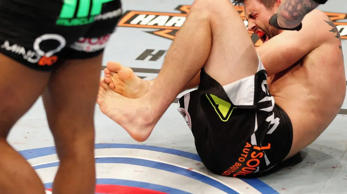 Hrůza v kleci. Ruský bojovník se zranil způsobem, který šokoval šéfa ligy