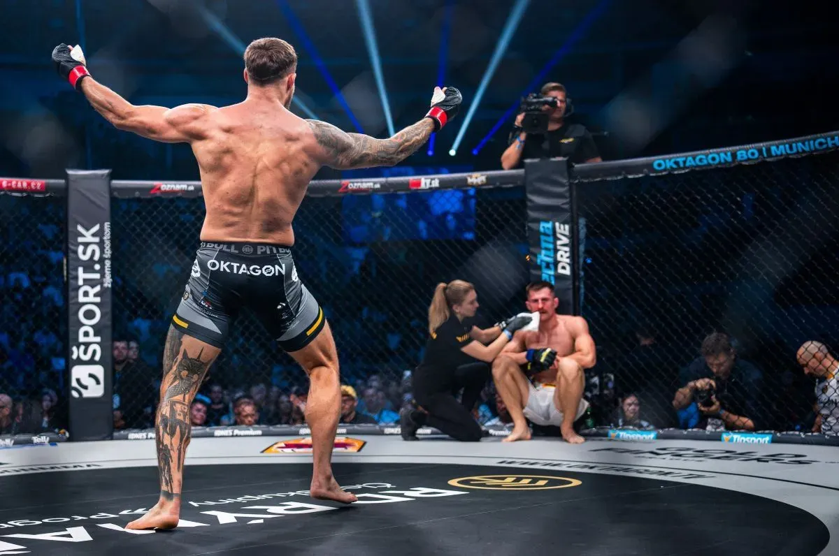 Hvězda krále večírku zhasla. Surdu drtivě přejel Kalašnika, pak se omluvil