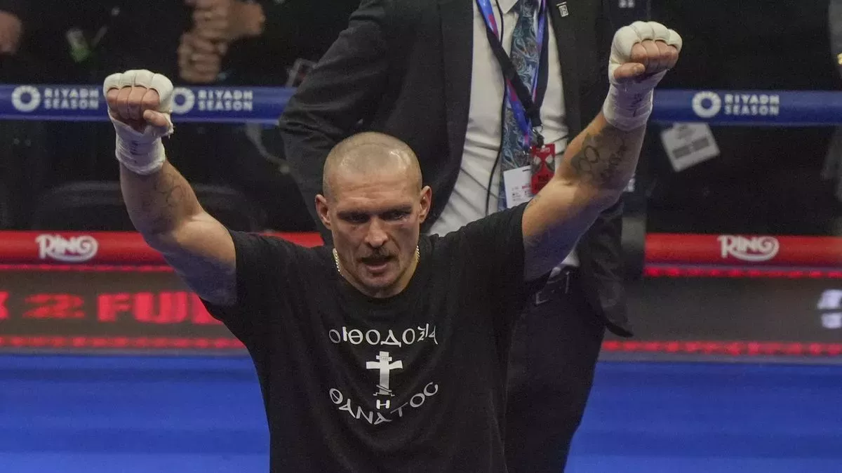 Hvězdný Usyk opět míří do Česka. Světový šampion přiletí na galavečer