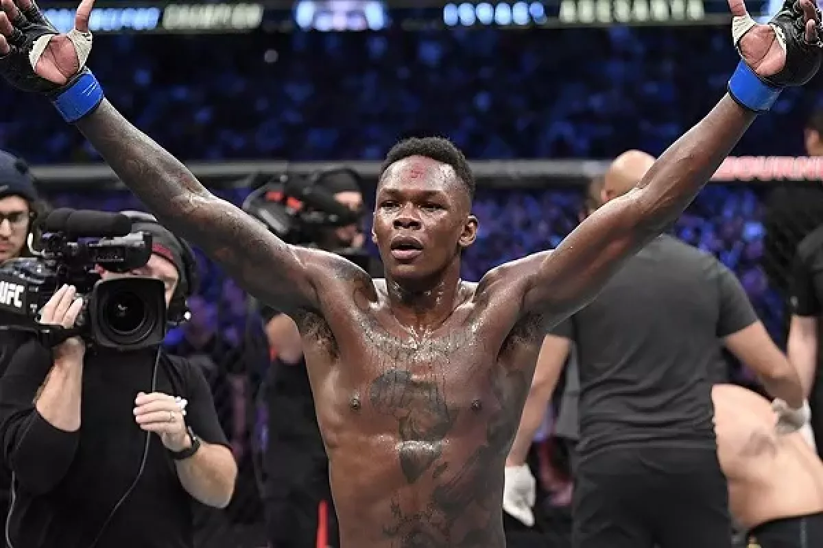 Israel Adesanya se veřejně omlouvá boxerce Imane Khelif: Mýlil jsem se