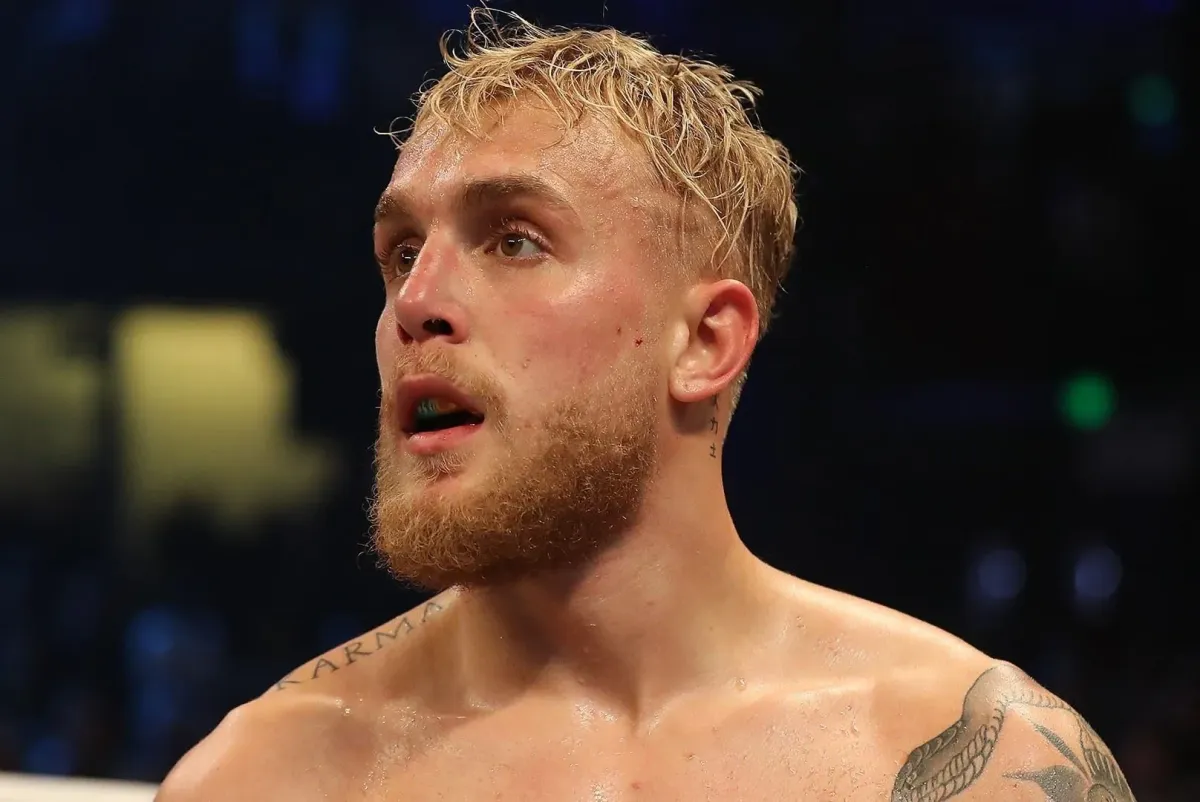 Jake Paul se ukázal s monoklem. Před životním zápasem dostal lekci