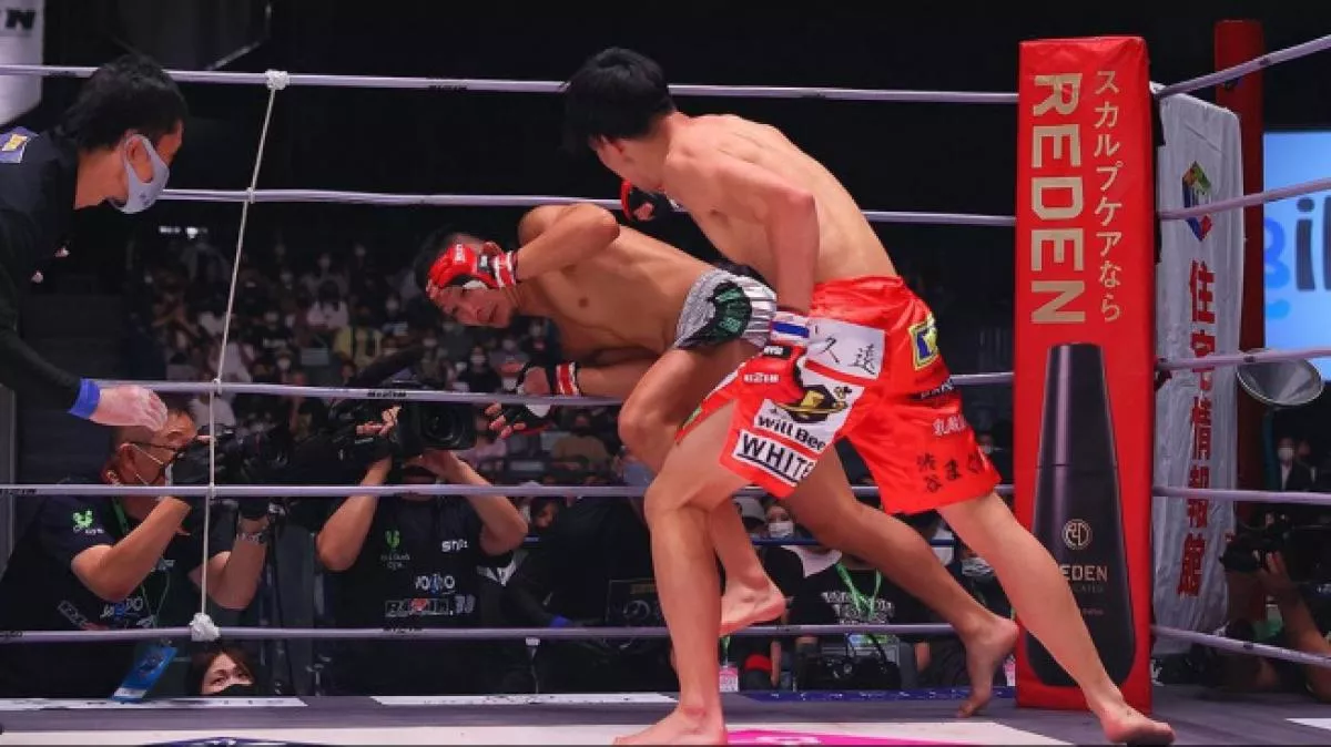 Japonský bojovník před údery soupeře raději utekl z ringu, rozhodčí ho okamžitě odmával