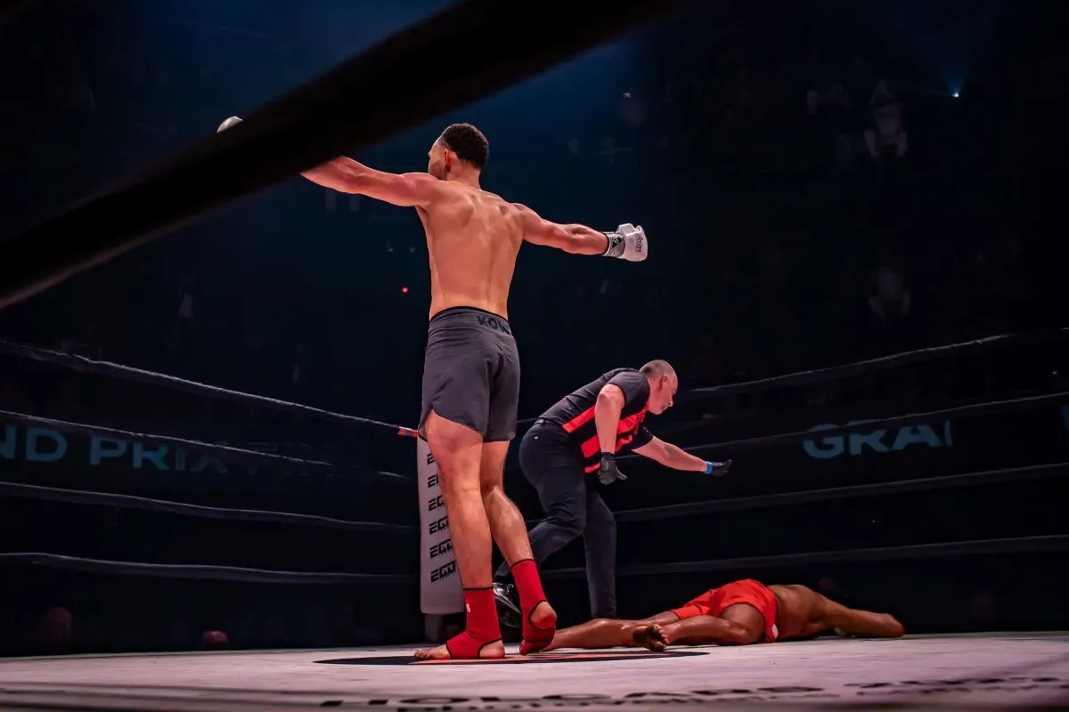 Jedna rána a KO, do ringu letěl i ručník a překvapení bitvy holých pěstí