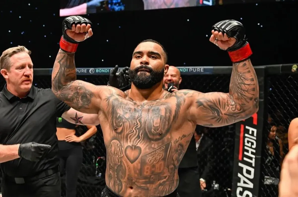 Jednou ranou skolil soupeře a pokračoval. 120 kilo dopadlo na poraženého