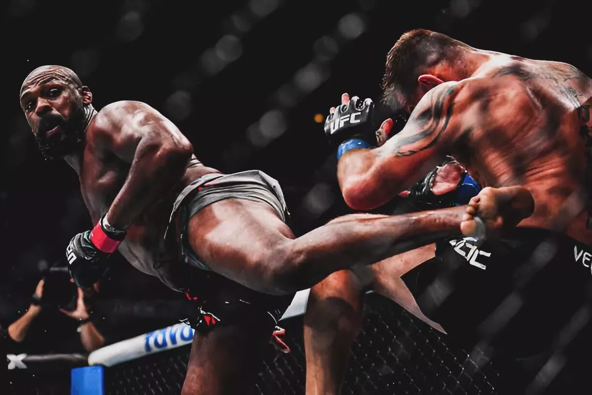 Jones za drtivou kopačku dostal miliony, nováček v UFC bral 381 tisíc