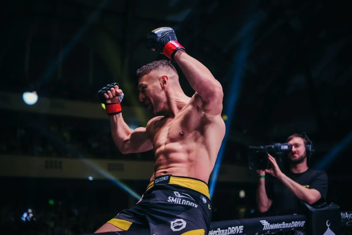 Jotko věří ve své vítězství, chce si koupit Corvettu. Engizek ho chce sundat titanovou pěstí