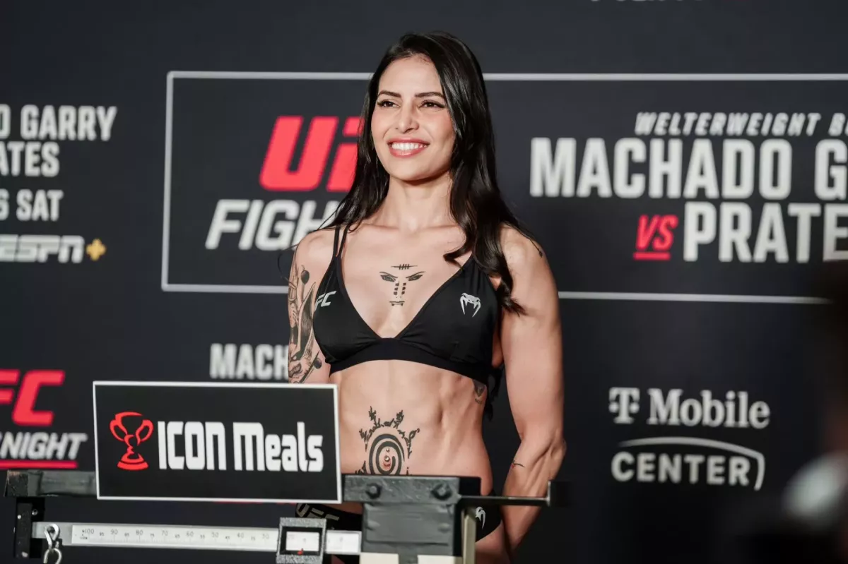 Kráska z UFC vzbudila na váze poprask ve spodním prádle, pak byla kritizována