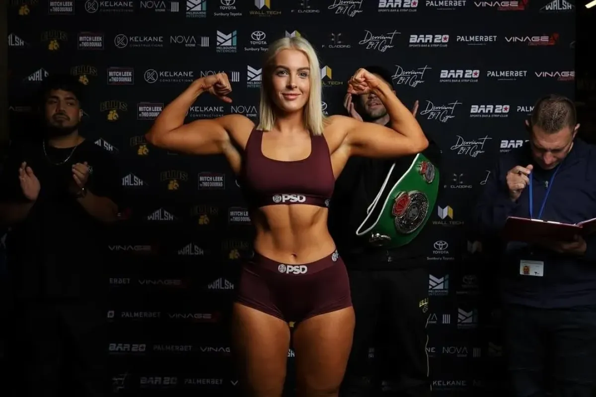 Krásná boxerka skotačila v bikinách. Ukázala se v přírodě i u bazénu