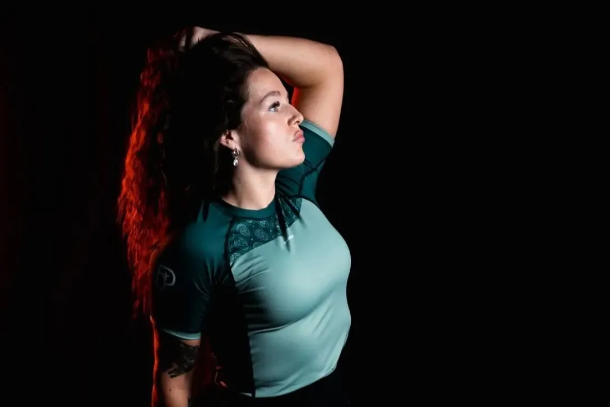 Krásná zápasnice odhodila úbor a ukázala se v bikinách