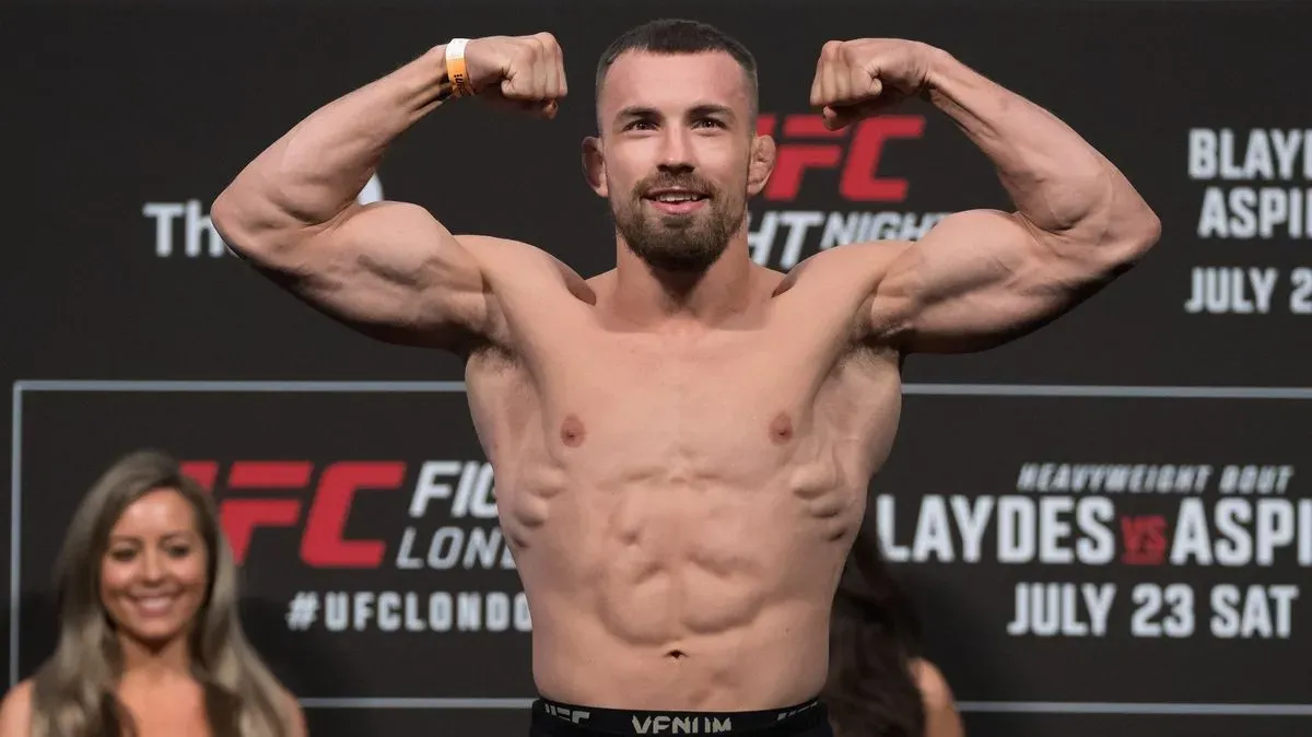 Krvavá divočina v UFC. Slovenský bijec se děsivě zranil, přesto slaví