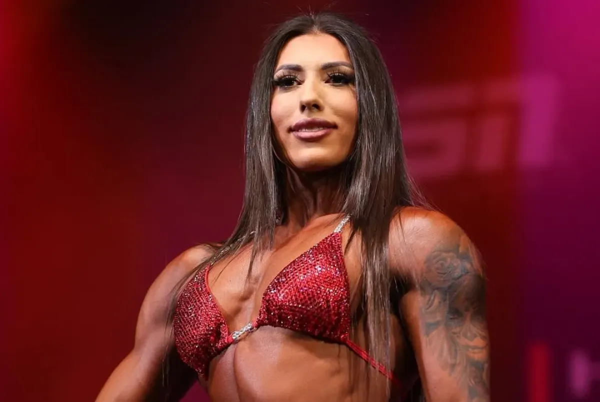 Kulturistka se odvázala. Nechala se namazat olejem a ukázala křivky